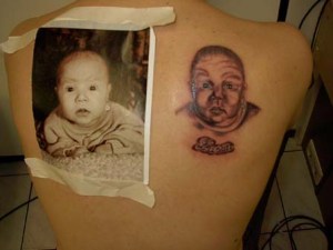 Photo de bébé tataoué sur le dos